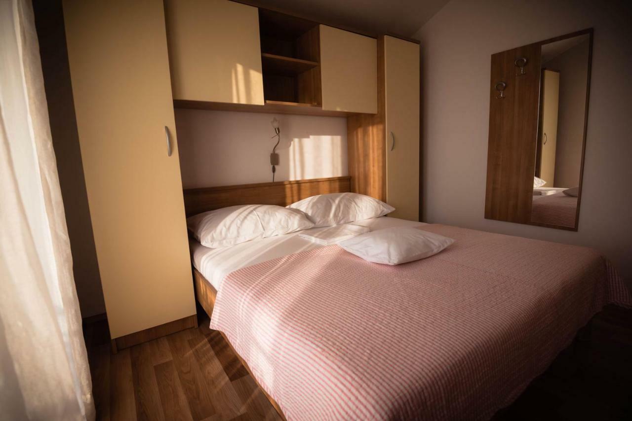 Apartmani Bare I Danica Grebastica Exterior photo